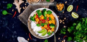 Veganes Thai Curry mit Tofu und Reis