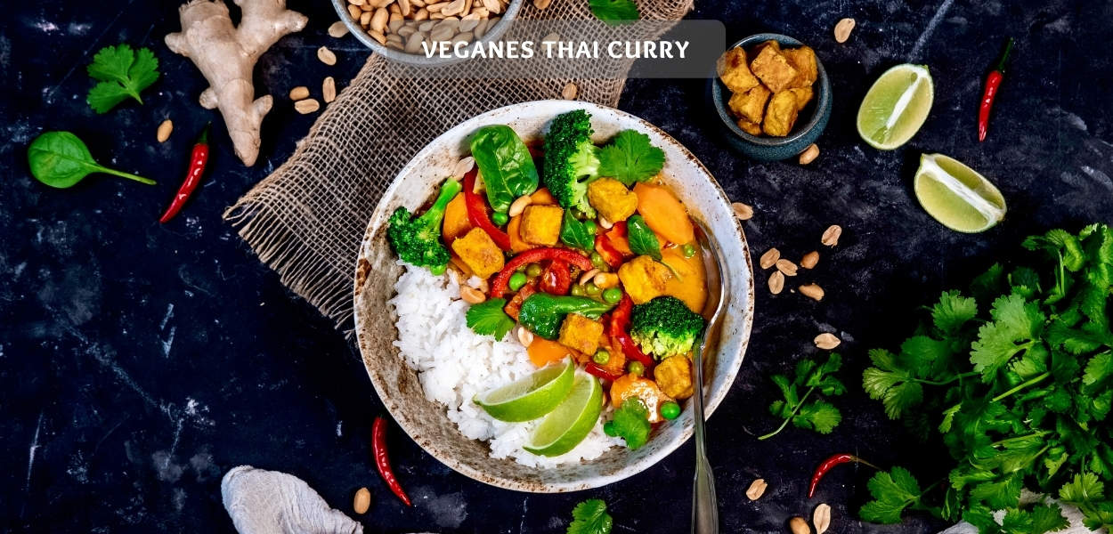 Veganes Thai Curry mit Tofu und Reis Veganes Thai Curry mit Tofu, Reis und viel Gemüse