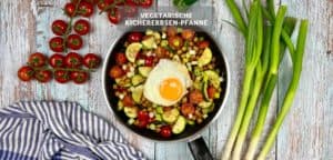 Vegetarische Kichererbsen-Pfanne mit Ei und Gemüse
