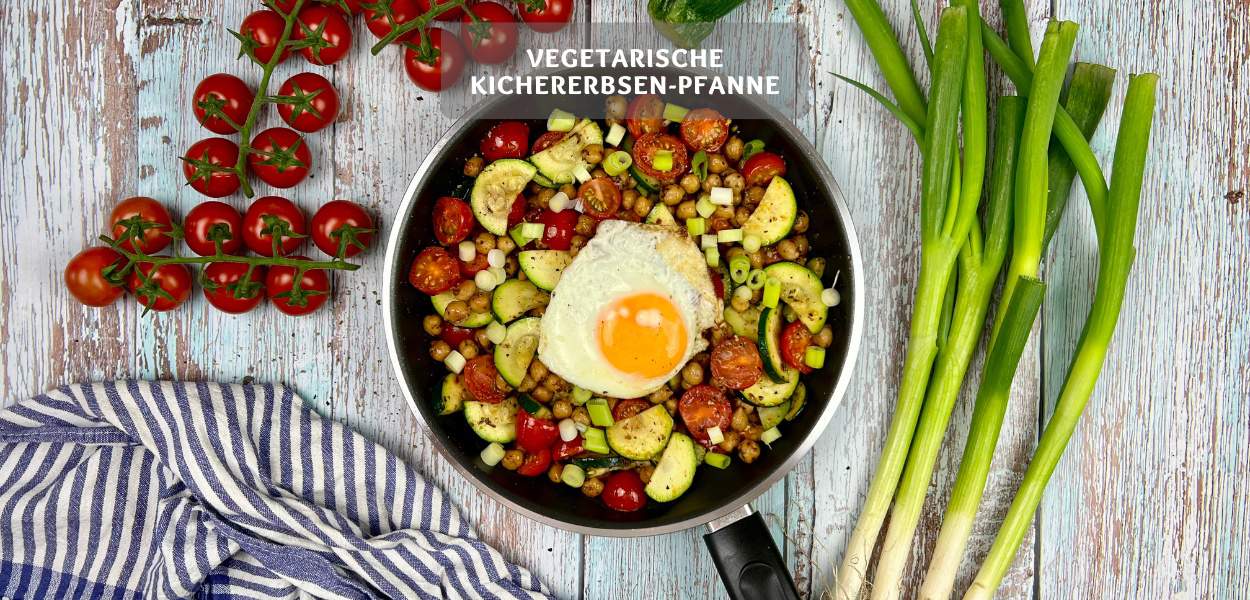 Vegetarische Kichererbsen Pfanne mit Ei und Gemuese Vegetarische Kichererbsen-Pfanne mit Ei und Gemüse