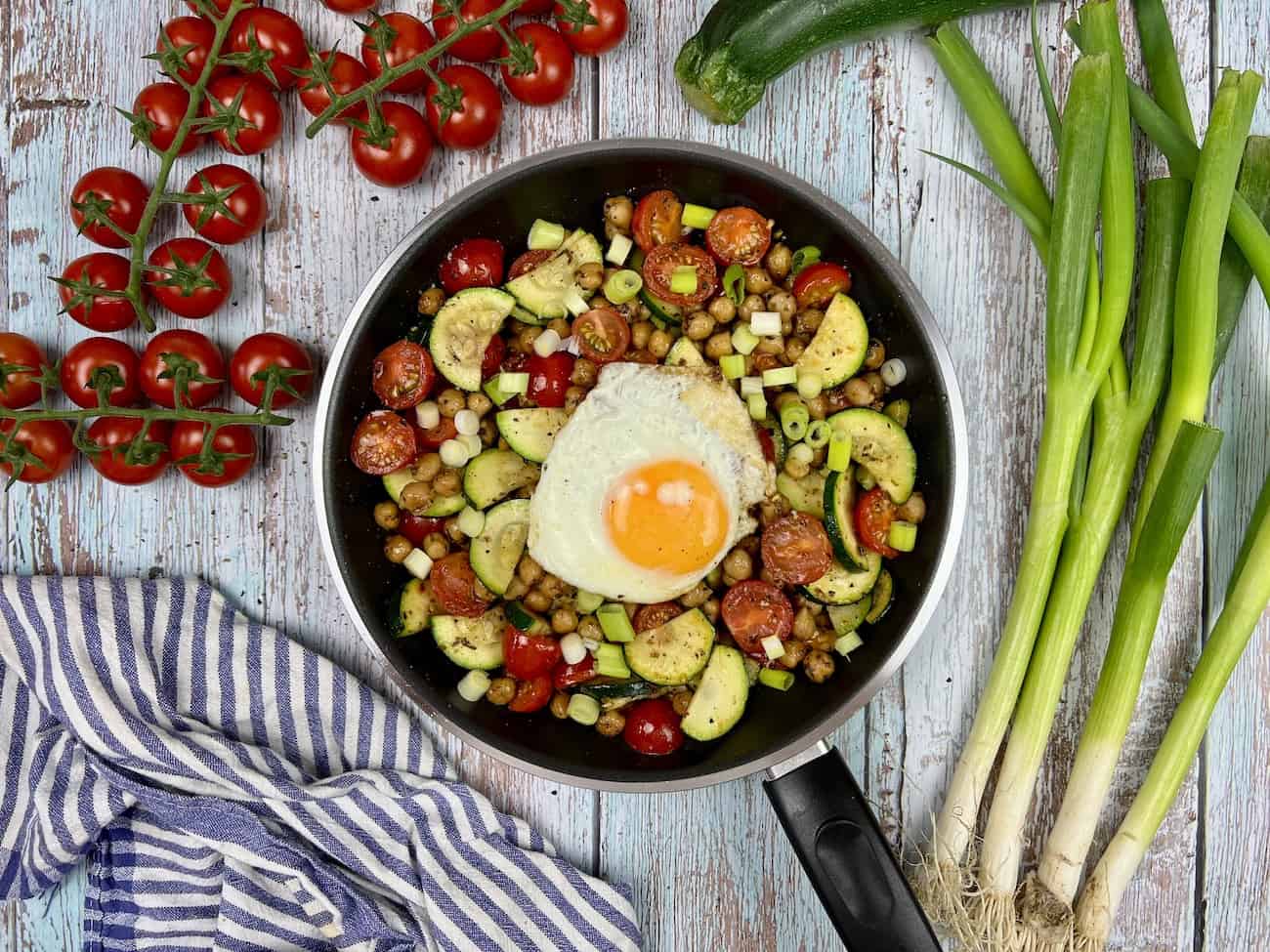 Vegetarische Kichererbsen Pfanne mit Ei Vegetarische Kichererbsen-Pfanne mit Ei