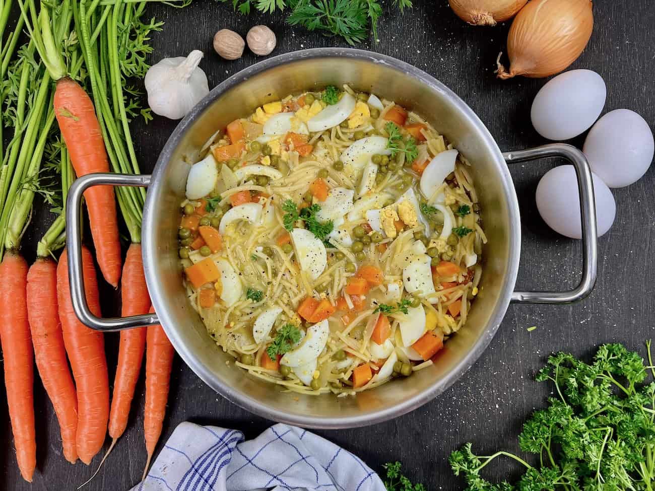 Vegetarische Nudelsuppe mit Ei