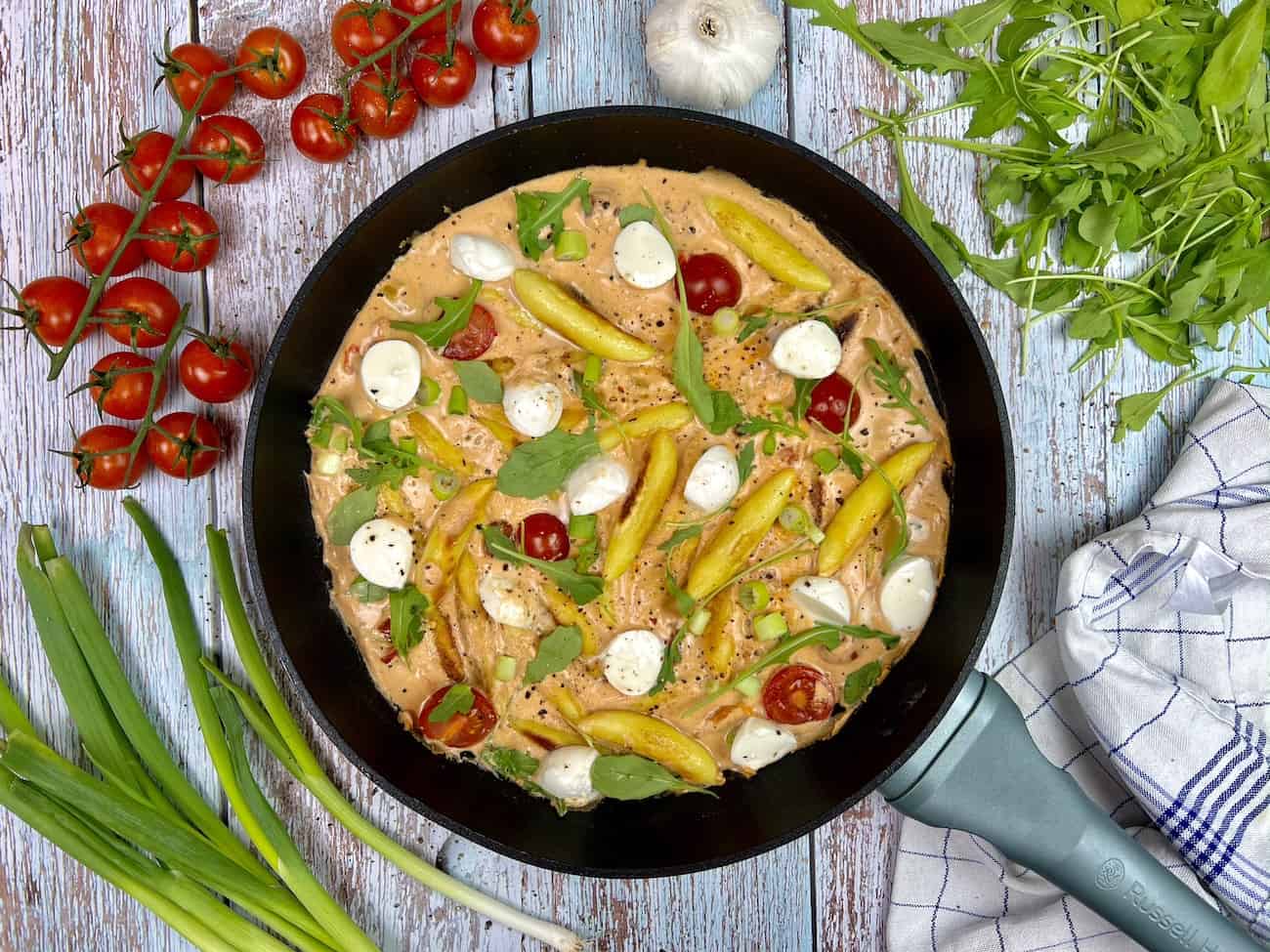 Vegetarische Schupfnudel-Pfanne mit cremiger Tomatensauce
