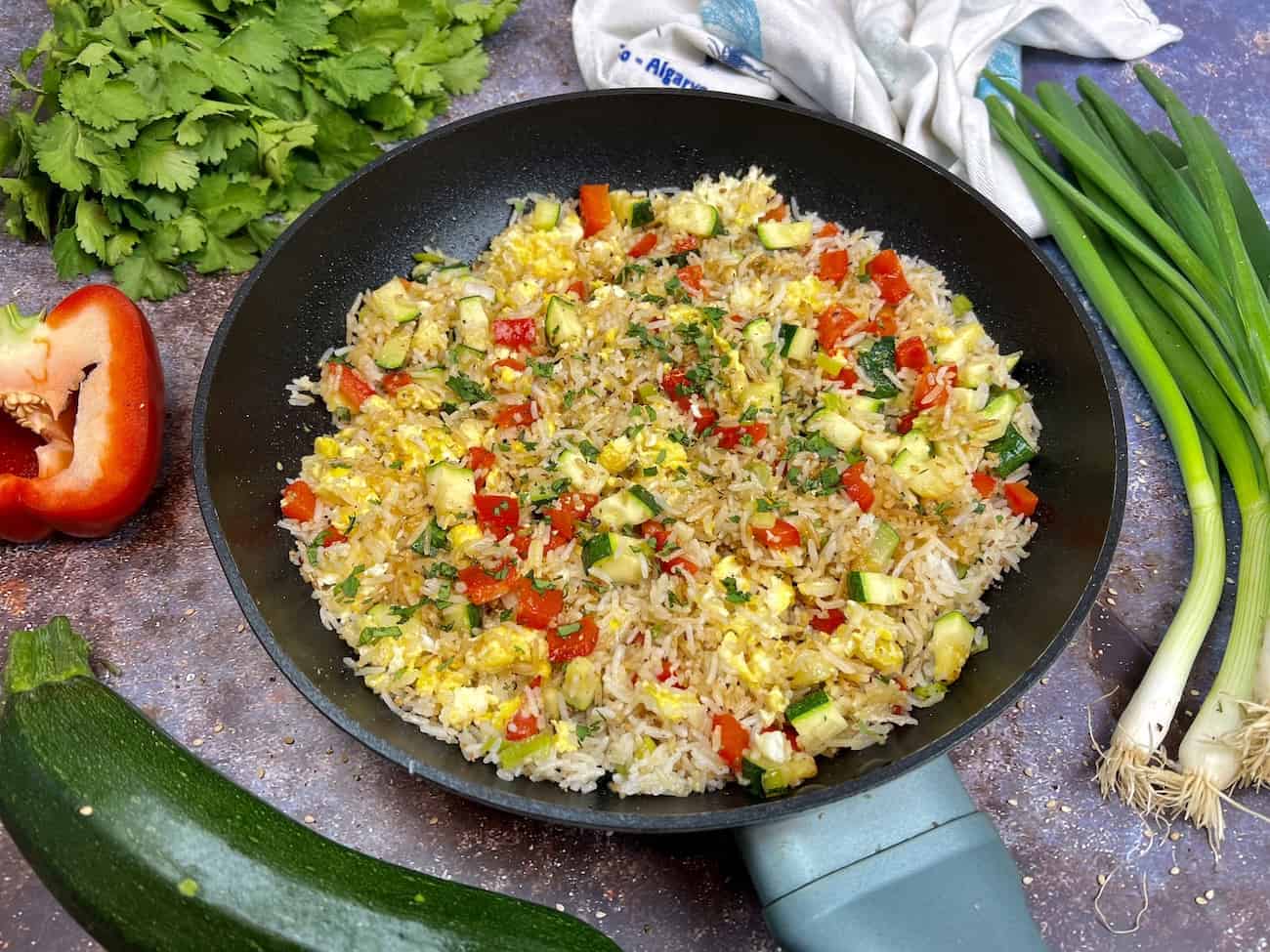 Vegetarischer Bratreis mit Ei