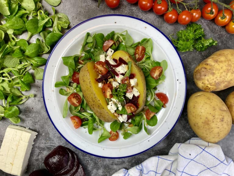 Vegetarischer Kumpir mit Rote Bete und Feta
