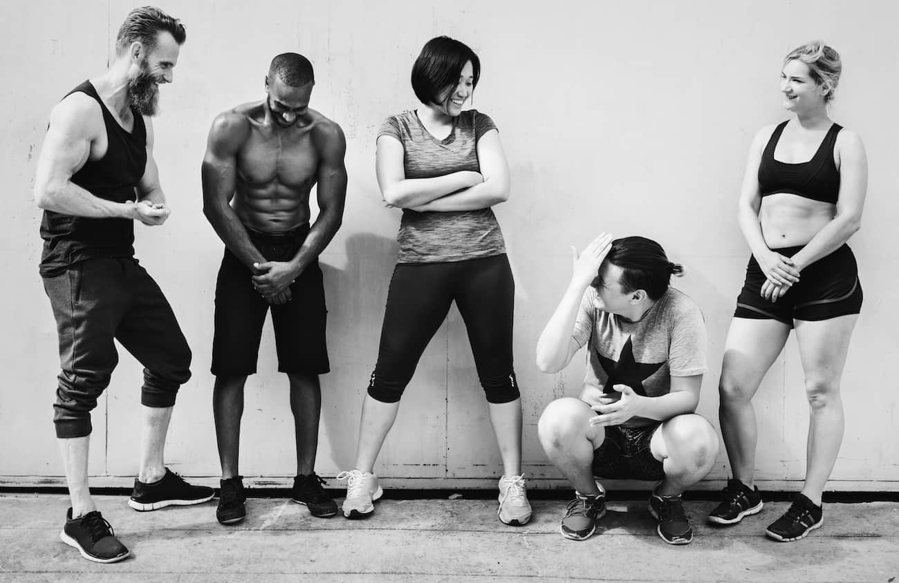 Verschiedene Menschen im Gym Verschiedene Menschen im Gym (Schwarz-wei)