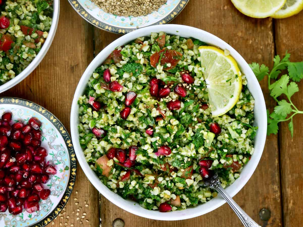orientalisches tabouleh aus petersilie und bulgur orientalisches Tabouleh aus Petersilie und Bulgur