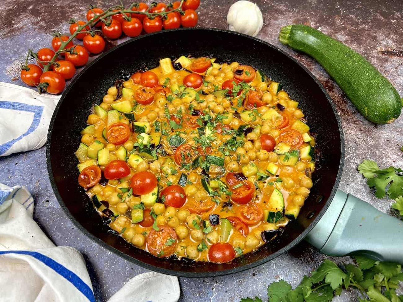 vegetarisches Kicherbsen Curry mit Zucchini